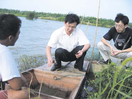 专家上门帮助养殖户诊治小龙虾疾病