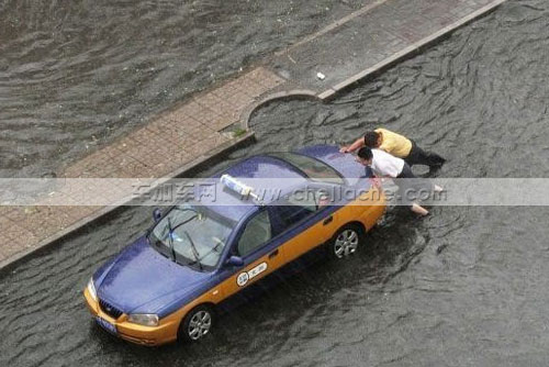 雨天用车技巧.jpg